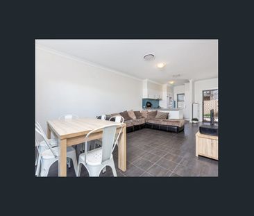 CONVENIENTLY LOCATED MODERN TOWNHOUSE - Photo 2