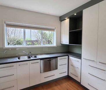 Refurbished townhouse in great location - Photo 3