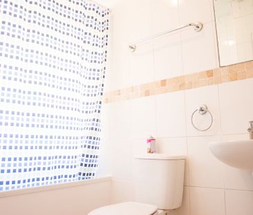Room in a Shared House, Roehampton Vale, SW15 - Photo 3