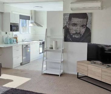 Furnished Inner City Spacious Home - Photo 2