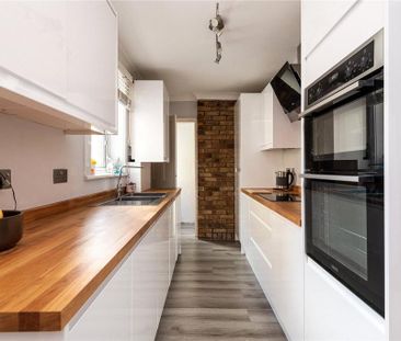 3 bedroom end of terrace house to rent - Photo 2