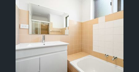 Renovated apartment in a central location - Photo 4