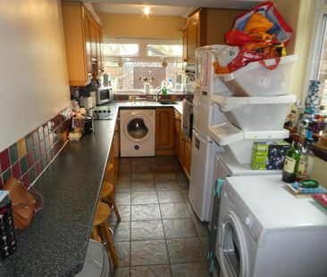 4 bedroom semi-detached house to rent - Photo 6