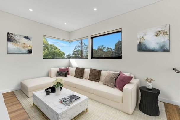 5 bedroom, 4 bathroom home with garage - Photo 1