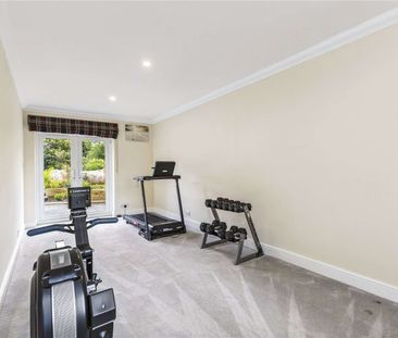 Stunning six bedroom family home situation between Water end and Po... - Photo 5