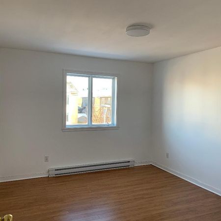 5 ½ (3 chambres fermées) à louer disponible immédiatement situé au 2e étage d’un triplex à St-Hubert. - Photo 3