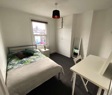 HOMELY 4 BEDROOM STUDENT HOUSE! - Photo 4