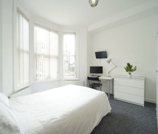 6 bedroom House in Delph Mount, Leeds - Photo 3