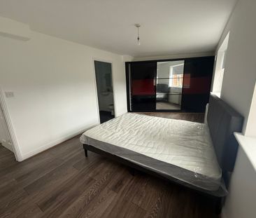 2 Bed Flat, Albatross Close, E6 - Photo 5