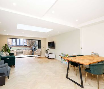 A beautifully refurbished three-bedroom family home. - Photo 1