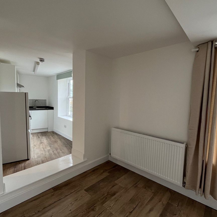 Dove Bank, Uttoxeter - Photo 1