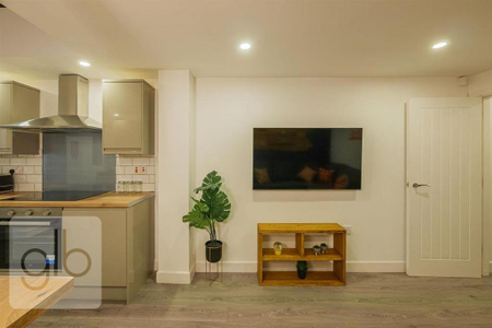 1 bedroom in a house share to rent - Photo 2