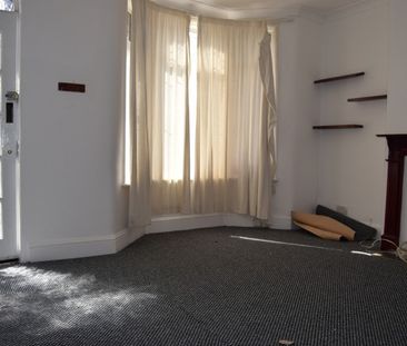 3 Bed Terraced House, Stanley Road, IG1 - Photo 2