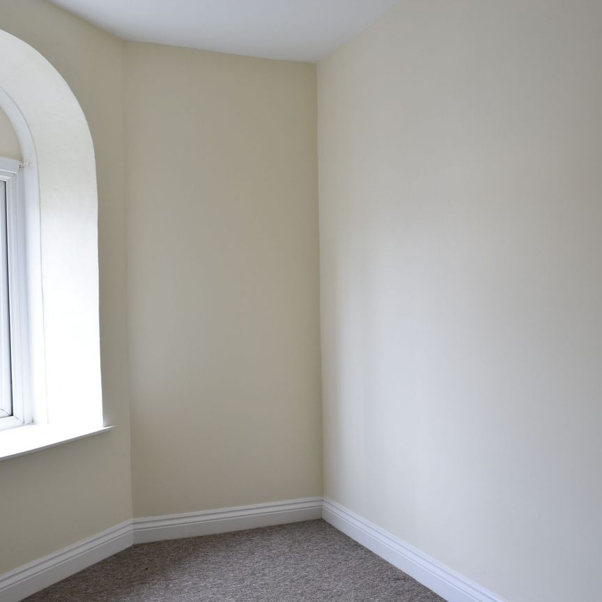 Two Bedroom Flat- Walk to Kings Chase Shopping Centre - Photo 1