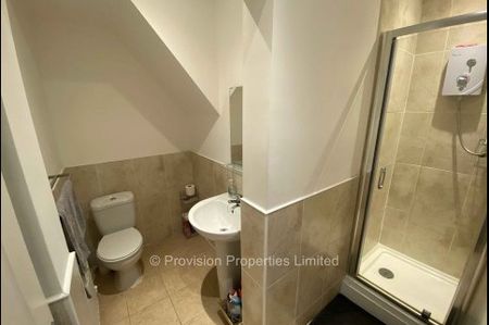 3 Bedroom 3 Bathroom House - Photo 5