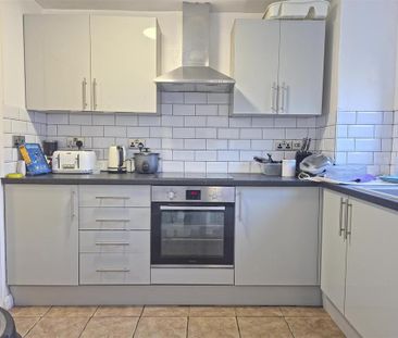 1 bedroom in a house share to rent - Photo 4