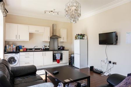 Flat 4, 16 Ash Grove, Hyde Park, Leeds, LS6 1AY - Photo 2