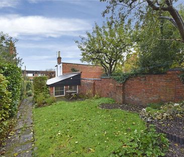 Lovely cottage in great position with garden and garage - Photo 6