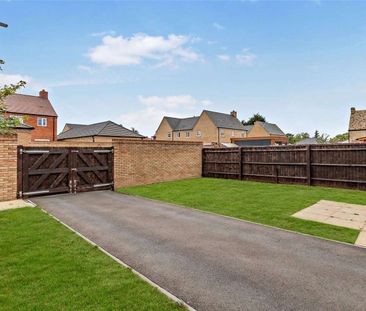 Three bedroom house with a driveway in a sought after village - Photo 5