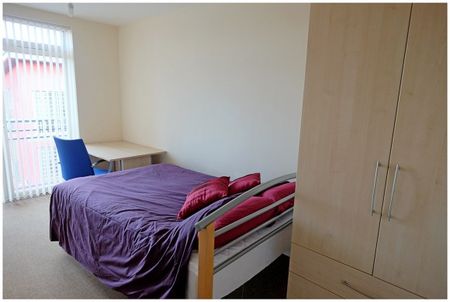 6 Bed House Close to City Centre & both Universities - Photo 4