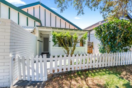Classic North Bondi Semi with Charming Picket Fence - Photo 5