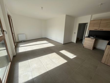 Location Appartement 3 pièces 65m² LILLE 59000 - Photo 2