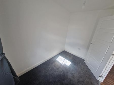 4 bedroom end of terrace house to rent - Photo 4