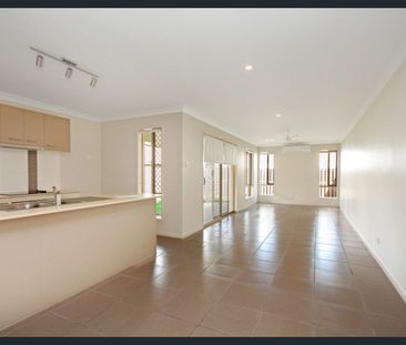 Modern 3 bedroom, 2 bathroom, 1 car duplex - Photo 1