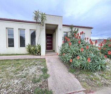 Modern Lifestyle in Prime location! - Photo 2