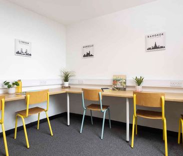 Large High Double Ensuite - Photo 1