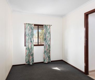 Neat & Tidy 2-Bedroom Home on a Spacious Block! - Photo 4