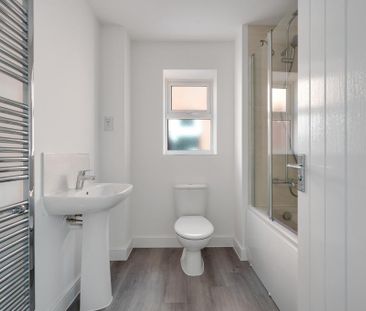 2 bedroom end of terrace house to rent - Photo 2