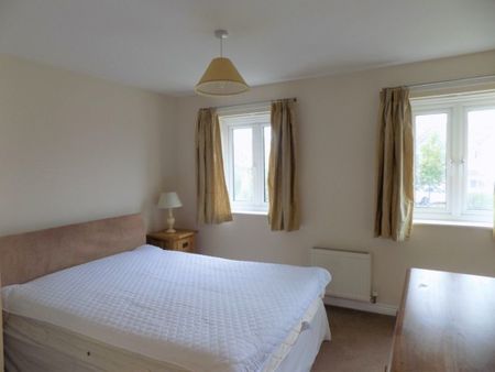 3 Bedroom End Terraced House - Photo 2