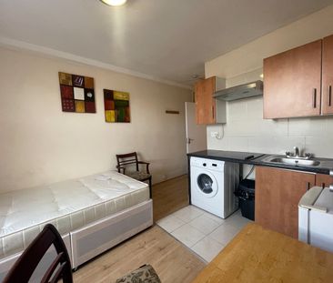 Studio Flat, Station Road, E12 - Photo 1