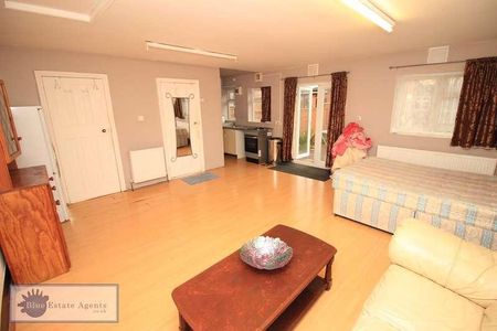 Basildene Road, Hounslow, TW4 - Photo 2