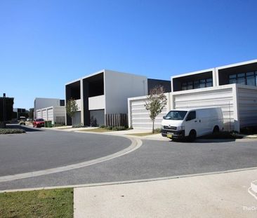 Immaculate 3 Bedroom, 3 bathroom, 2 story town house - Photo 6