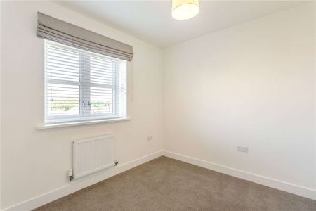 Contemporary family home in desirable village location - Photo 4