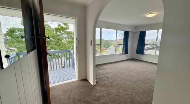 Freshly renovated inside ready for new tenants - Photo 1