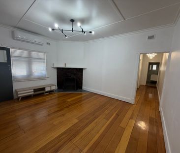 Live between the city and the sea - 🏡 Charming 2-Bedroom Maisonette... - Photo 1