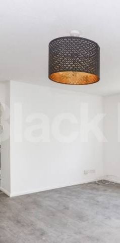 Superbly located, bright and airy ground floor private development - Photo 1