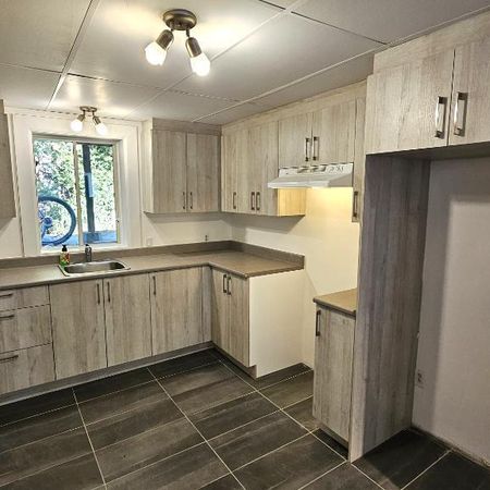 Beau 4 ½ dans un demi sous-sol ! Disponible dès maintenant ! - Photo 4