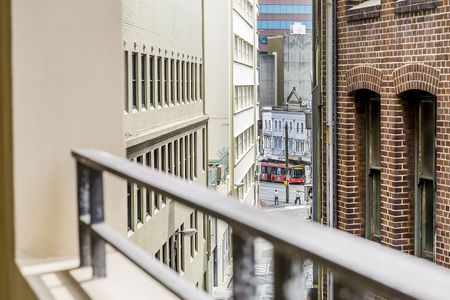 Superb inner city pad with dual balconies – stroll to central station & CBD - Photo 4