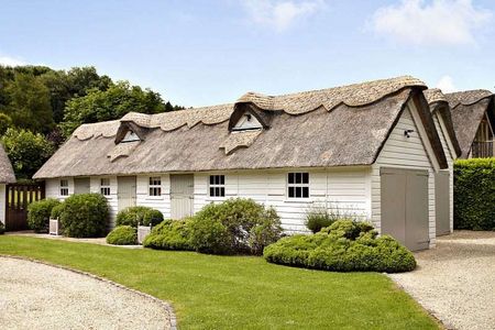 A beautifully presented thatched cottage finished to an exceptionally high standard in a prime area of outstanding natural beauty - Photo 2