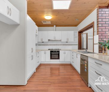 Spacious Family Home for Rent Opposite Kingfisher Reserve – Stylish... - Photo 5