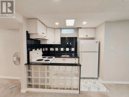 15 MARY ELIZABETH CRESCENT - Photo 2