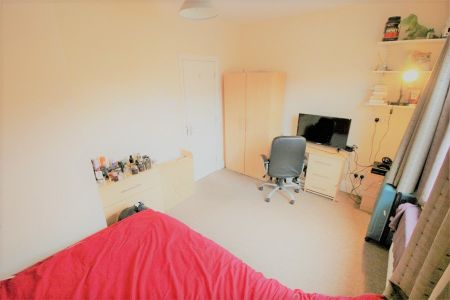 4 Bed - 4 Village Avenue, Burley, Leeds - LS4 2NT - Student - Photo 3