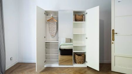 Room in a shared 13-bedroom apartment for rent in Trafalgar. - Photo 5
