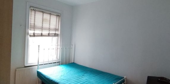 4 Bed Terraced House, Ratcliff Road, E7 - Photo 2