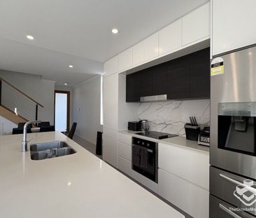 Luxury Living in the Heart of the Gold Coast - Photo 1