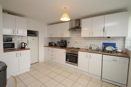 House share to rent - Photo 3